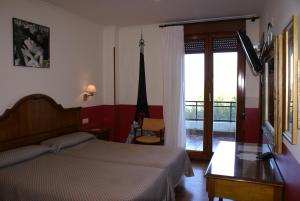 A bed or beds in a room at Hotel Leku Eder