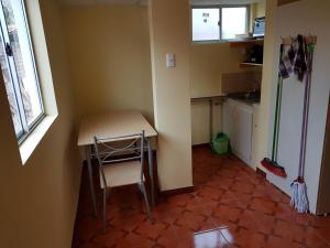 アントファガスタにあるResivic IIのテーブルと冷蔵庫のある小さなキッチン +8枚の写真