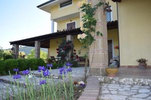 une maison avec des fleurs sur son côté dans l'établissement Villa Cristina, à Pontelatone