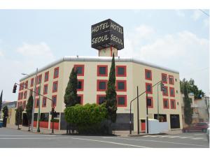 a building with a street sign on top of it at Hotel Seoul in Mexico City