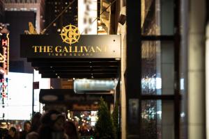 Ein Zertifikat, Auszeichnung, Logo oder anderes Dokument, das in der Unterkunft The Gallivant Times Square ausgestellt ist
