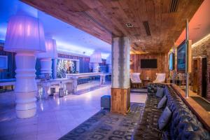 ein Wohnzimmer mit Couch und Fernseher in der Unterkunft The Gallivant Times Square in New York
