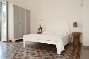 CorsanoにあるIl Pergolettoのベッドルーム(白いベッド1台、ラグ付)