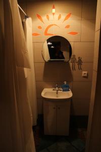 ein Bad mit einem Waschbecken und einem Spiegel in der Unterkunft Chata nad Wisłą u Macieja in Dobrzyków