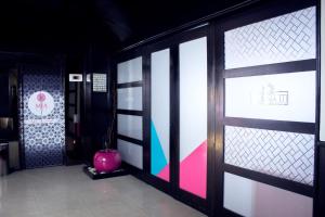 ein Zimmer mit einer Tür mit einer farbenfrohen Wand in der Unterkunft Mia City Villahermosa in Villahermosa