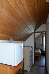 ボレティツェにあるUbytování u rybníka Bořeticeの木製の天井と冷蔵庫付きのキッチンが備わります。
