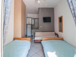 a room with two beds in a room with a kitchen at Elli in Velika