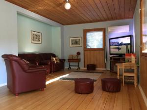 a living room with a couch and a tv at Konnaoja Holiday Home in Taterma