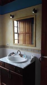 łazienka z umywalką i lustrem w obiekcie Casa Los Quemados w mieście Fuencaliente de la Palma