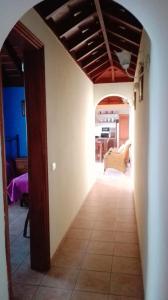 un pasillo de una casa con una habitación con techo en Casa Los Quemados en Fuencaliente de la Palma