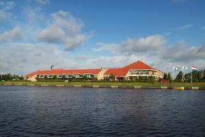 Výhled na řeku, která protéká v blízkosti hotelu