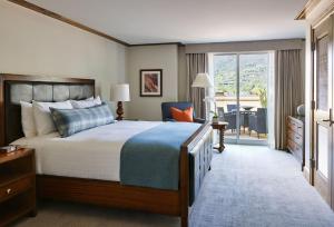 Giường trong phòng chung tại Residences at The Little Nell