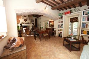 馬爾恰納的住宿－Fonte di Zeno，一间带桌子的客厅和一间餐厅