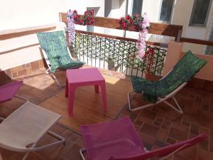 un grupo de sillas y una mesa en el balcón en Hostal Mayor, en Alicante
