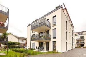 an exterior view of a white building with a balcony at Ferienwohnung "Auszeit" in Bernkastel-Kues