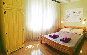sypialnia z łóżkiem z dwoma różowymi butami w obiekcie Apartment B44 w Zagrzebiu