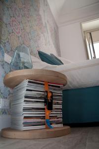 un montón de discos sentados junto a una cama en Catania Charming House, en Catania