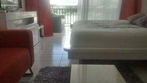 Giường trong phòng chung tại Joli Studio Vue Sur Mer