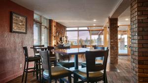 a dining room with a table and chairs at Best Western Pony Soldier Inn & Suites in Flagstaff