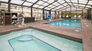 una gran piscina con un edificio con ventanas en Best Western Pony Soldier Inn & Suites, en Flagstaff