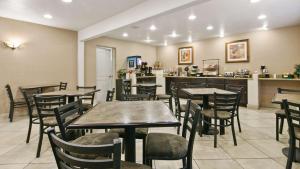 un restaurant avec des tables, des chaises et un comptoir dans l'établissement Best Western Desert Inn, à Safford