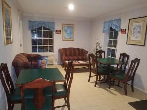 Un restaurante o sitio para comer en Americas Best Value Inn-Winnsboro