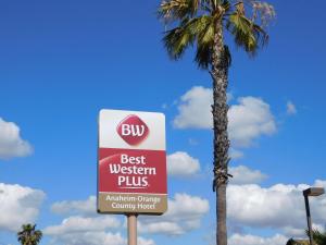 Ett certifikat, pris eller annat dokument som visas upp på Best Western Plus - Anaheim Orange County Hotel