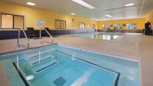 una piscina in una palestra di Best Western Inn & Suites a Byron