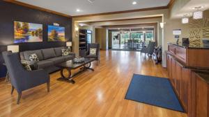 een woonkamer met een bank en een tafel bij Best Western Legacy Inn & Suites Beloit/South Beloit in South Beloit