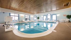 a large swimming pool in a hotel room at Best Western Pontiac Inn in Pontiac