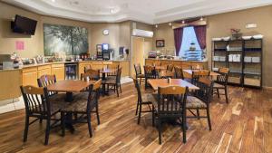Restoran või mõni muu söögikoht majutusasutuses Best Western Plus Des Moines West Inn & Suites