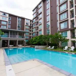 una gran piscina frente a un edificio en Baan Peang Ploen B411 en Hua Hin