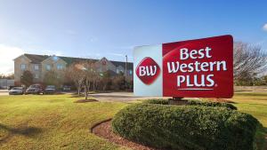 um sinal do Best Western Plus em frente a uma casa em Best Western Plus Executive Hotel & Suites em Sulphur