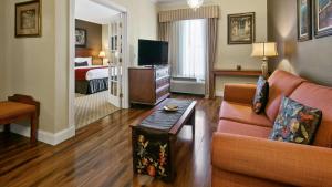 TV a/nebo společenská místnost v ubytování Best Western Plus Georgetown Inn & Suites