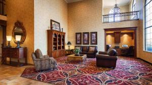 Posezení v ubytování Best Western Plus Southpark Inn & Suites