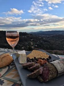 een bord eten en een glas wijn bij Dieu L'Amour - Galimard in Châteauneuf