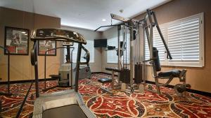 Fitness centrum a/nebo fitness zařízení v ubytování Best Western Plus Southpark Inn & Suites