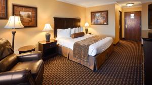 Een bed of bedden in een kamer bij Best Western Plus Southpark Inn & Suites