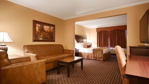 Posezení v ubytování Best Western Plus Southpark Inn & Suites