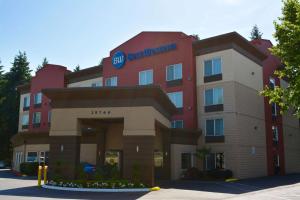 a building with a best western sign on it at Best Western Wilsonville Inn & Suites in Wilsonville