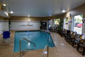 The swimming pool at or close to Best Western Wilsonville Inn & Suites