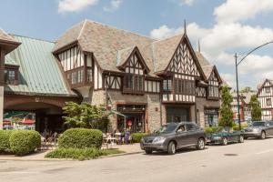 una grande casa con macchine parcheggiate di fronte di Best Western Premier Mariemont Inn a Cincinnati