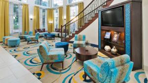 TV a/nebo společenská místnost v ubytování Best Western Plus Houston Atascocita Inn & Suites