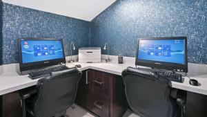 TV a/nebo společenská místnost v ubytování Best Western Plus Houston Atascocita Inn & Suites