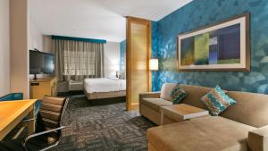 Postel nebo postele na pokoji v ubytování Best Western Plus Houston Atascocita Inn & Suites