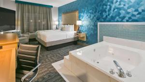 Postel nebo postele na pokoji v ubytování Best Western Plus Houston Atascocita Inn & Suites