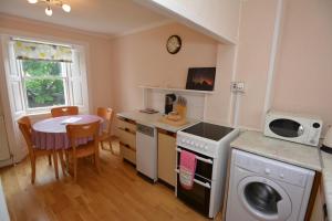 een keuken met een tafel en een fornuis top oven bij Northness Apartments, Lerwick Self Contained in Lerwick