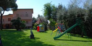 un parque con parque infantil con tobogán en Hotel da Filie', en Querceta