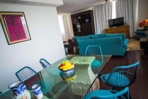 Televízia a/alebo spoločenská miestnosť v ubytovaní Hotel Real de Puebla