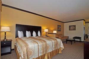 Postel nebo postele na pokoji v ubytování Best Western Plus Royal Mountain Inn & Suites